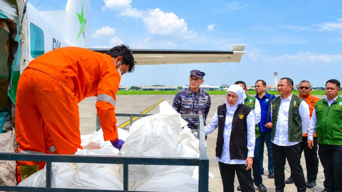 SEBAR GARAM: Gubernur Jatim Khofifah Indar Parawansa memantau persiapan Operasi Modifikasi Cuaca (OMC) untuk memadamkan kebakaran hutan dan lahan.