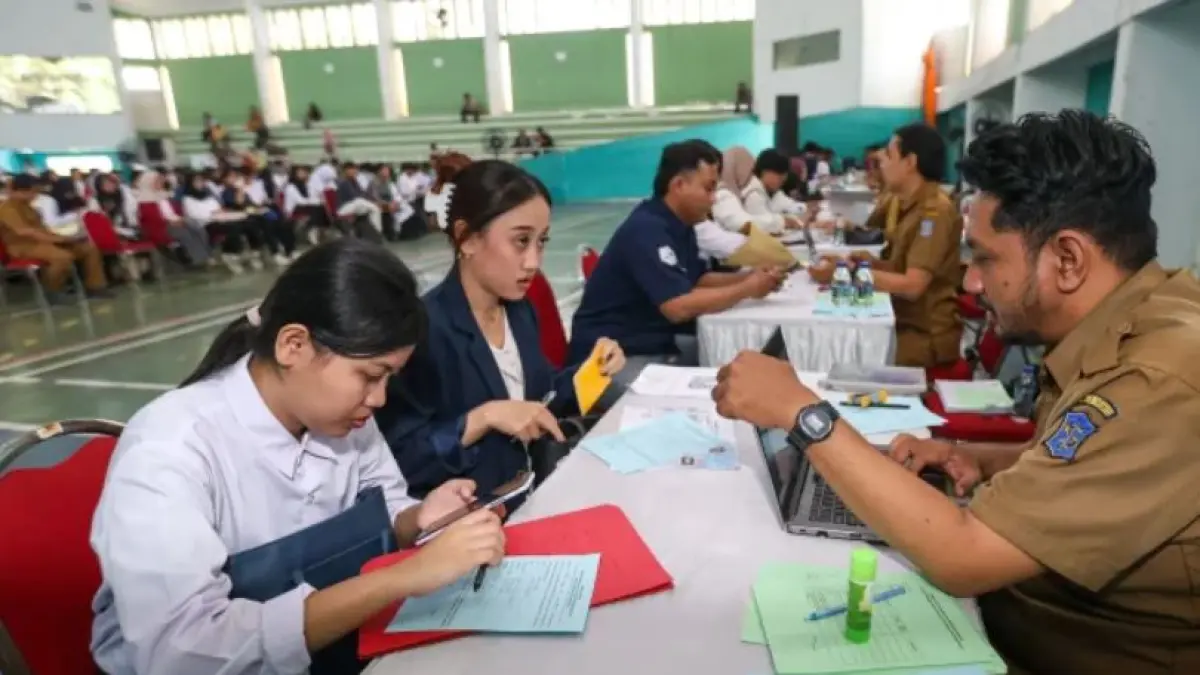 VERIFIKASI: Petugas melakukan verifikasi berkas mahasiswa penerima bantuan biaya pendidikan di Gelanggang Remaja Surabaya. 