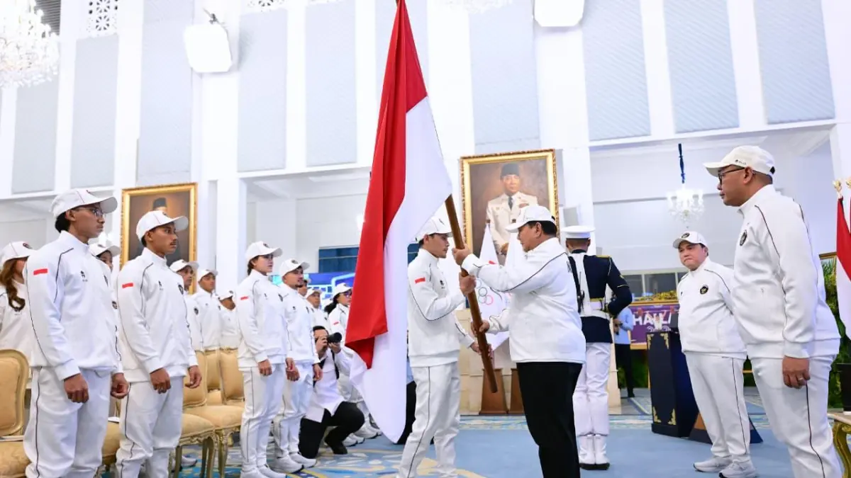Presiden Prabowo menyerahkan bendera Merah Putih kepada Veddriq Leonardo di Istana, Rabu (9/9). 