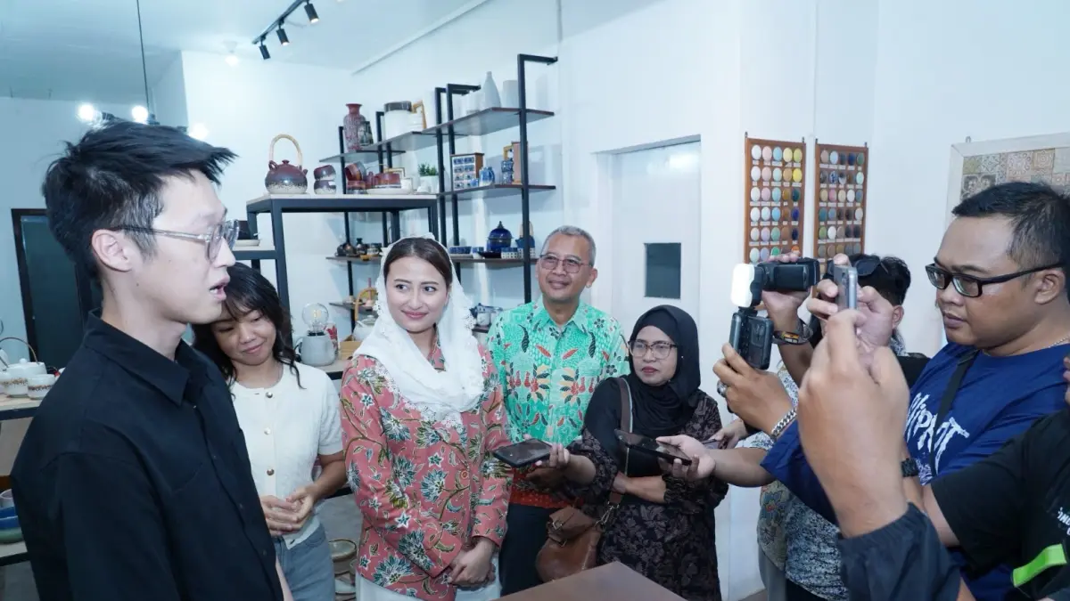 Wamendag Dyah Roro Esti berdialog dengan pendiri Lumosh Living saat kunjungan kerja di Surabaya