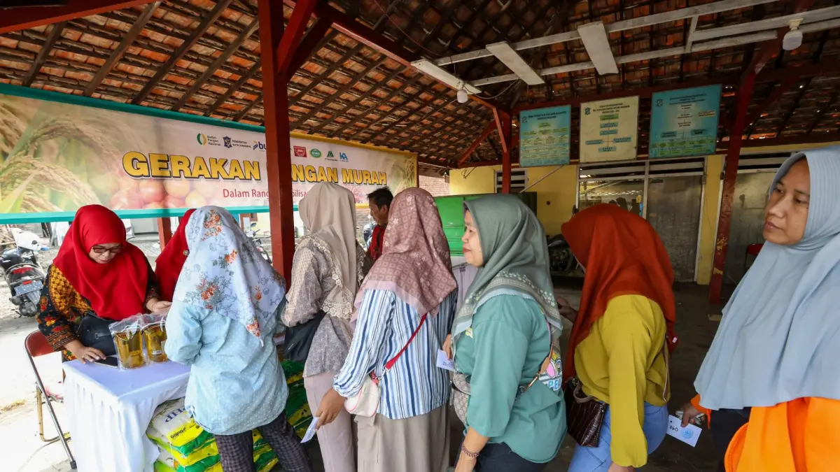 Warga antre membeli bahan pokok di Gerakan Pangan Murah Balas Klumprik, Surabaya, Rabu (9/9/2026).
