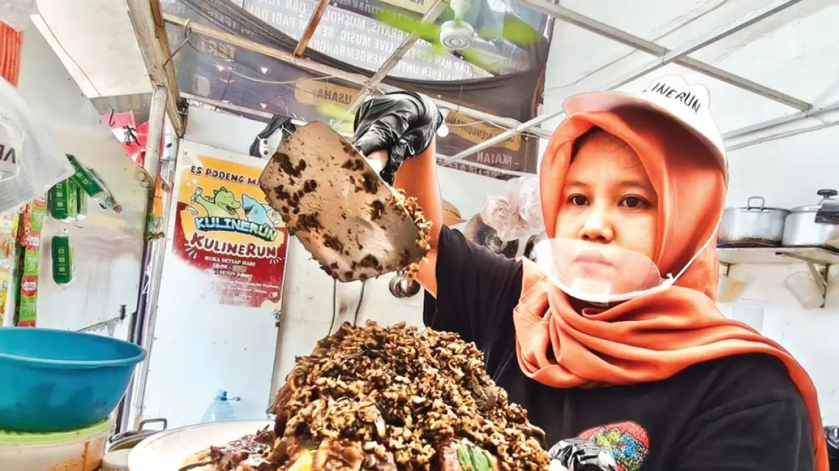 Warung Kulinerun Surabaya berada di kawasan Pasar Kembang. Bagi yang ingin mencoba kreasi rujak cingur kupang tersebut.