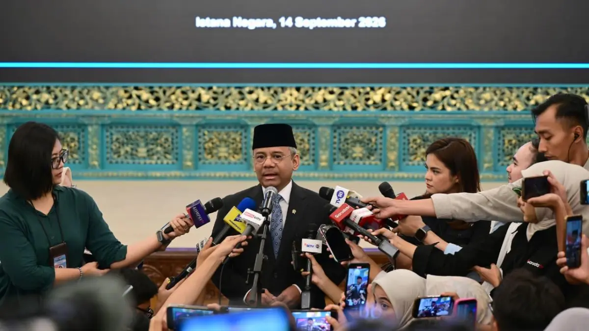 Menkeu Suahasil Nazara memberikan keterangan usai dilantik di Istana Negara, Senin (14/9).
