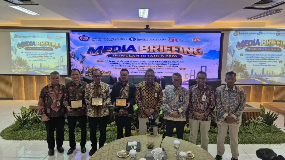 Plt Kepala OJK Jatim beserta jajaran pada acara Media Briefing Triwulan III 2026 di Surabaya.