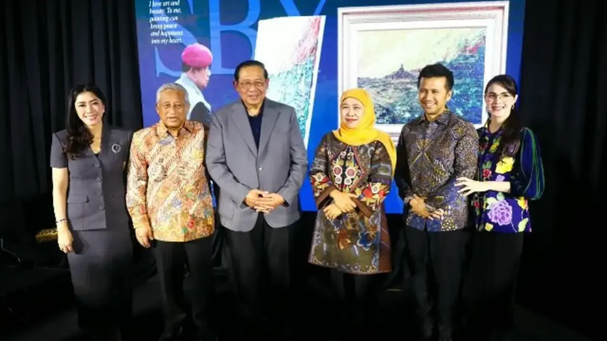 Presiden ke-6 RI SBY bersama Khofifah dan Hermanto Tanoko di pameran lukisan Vasa Hotel Surabaya.