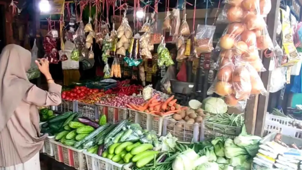 Gangguan distribusi sayuran membuat sejumlah komoditas di Pasar Tradisional Dukuh Kupang mengalami lonjakan harga.