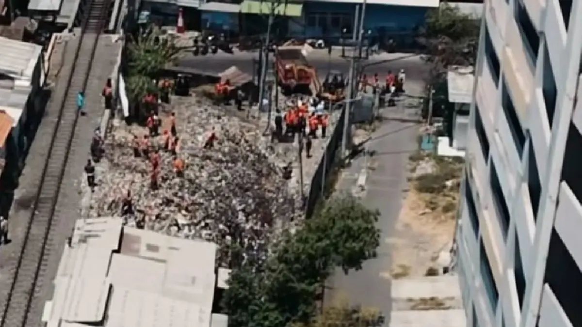 Tumpukan sampah menggunung di belakang Pasar Turi Surabaya yang tertutup pagar seng mendapat perhatian serius.