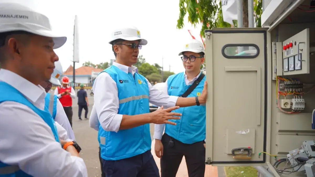 GM PLN UID Jatim Eric Rossi meninjau implementasi sistem OMP di ULP Bangkalan, Selasa (22/9).