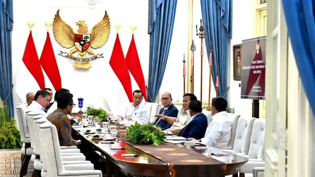 Presiden Prabowo Subianto memimpin rapat terbatas bersama para menteri di Istana Negara, Jakarta.
