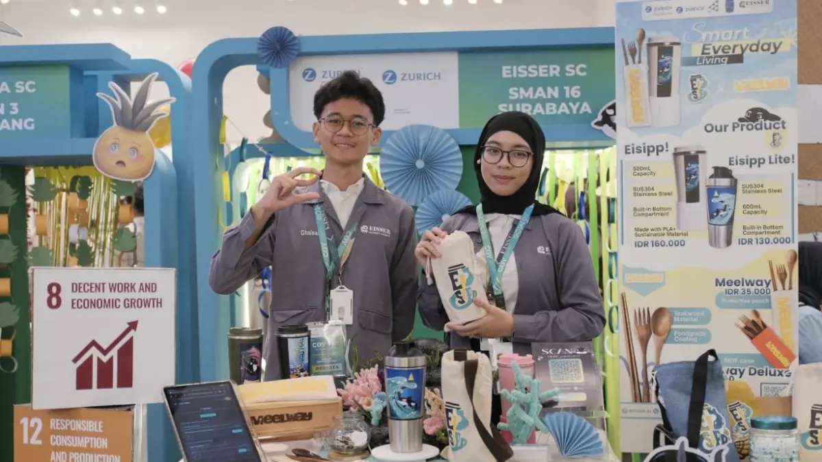 Salah satu siswa peserta pembekalan usaha sekaligus mengembangkan bisnis menunjukkan produknya dalam pameran.