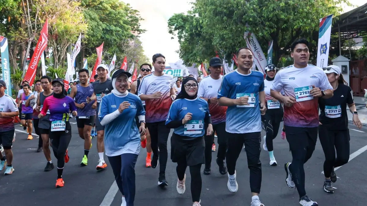 Peserta antusias mengikuti ajang lari di Surabaya yang turut menggerakkan ekonomi serta UMKM daerah.
