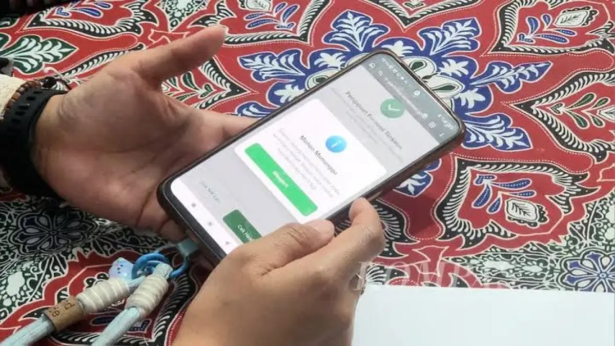ILUSTRASI: Warga mengakses Portal Perlinsos digital lewat ponsel untuk pendaftaran bantuan sosial Jatim.