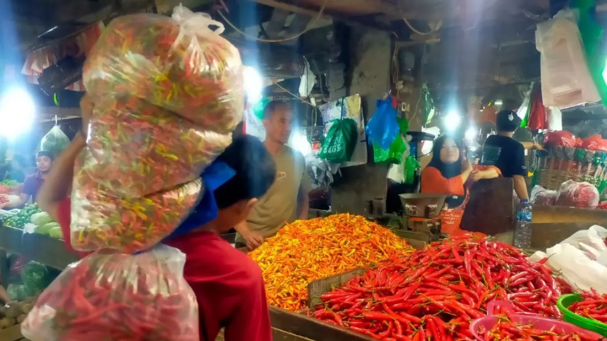 Kenaikan paling mencolok terjadi pada komoditas cabai. Harga cabai merah besar naik 6,23 persen menjadi Rp58.000 per kg.