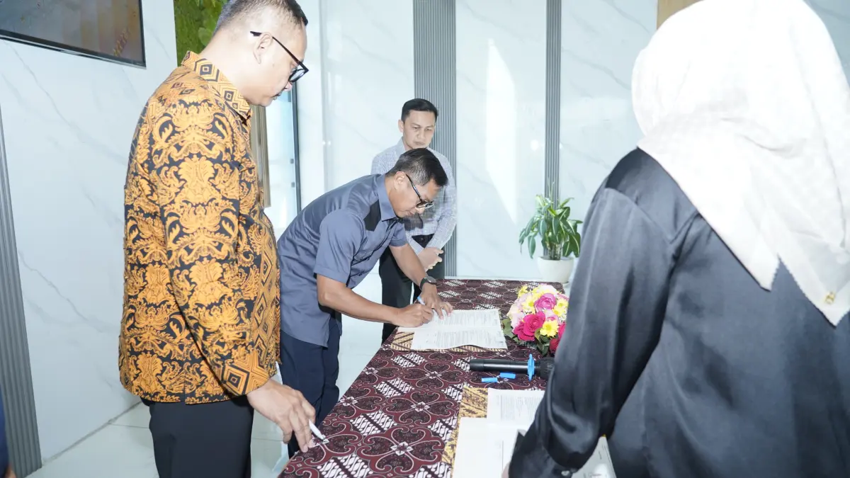 KELANCARAN LOGISTIK NASIONAL : PT Pelindo Sinergi Lokaseva (PSL) dan PT Terminal Petikemas Surabaya (TPS) memperkuat sinergi dengan menghadirkan dua unit container scanner di TPS. (IST/ RADAR SURABAYA BISNIS)