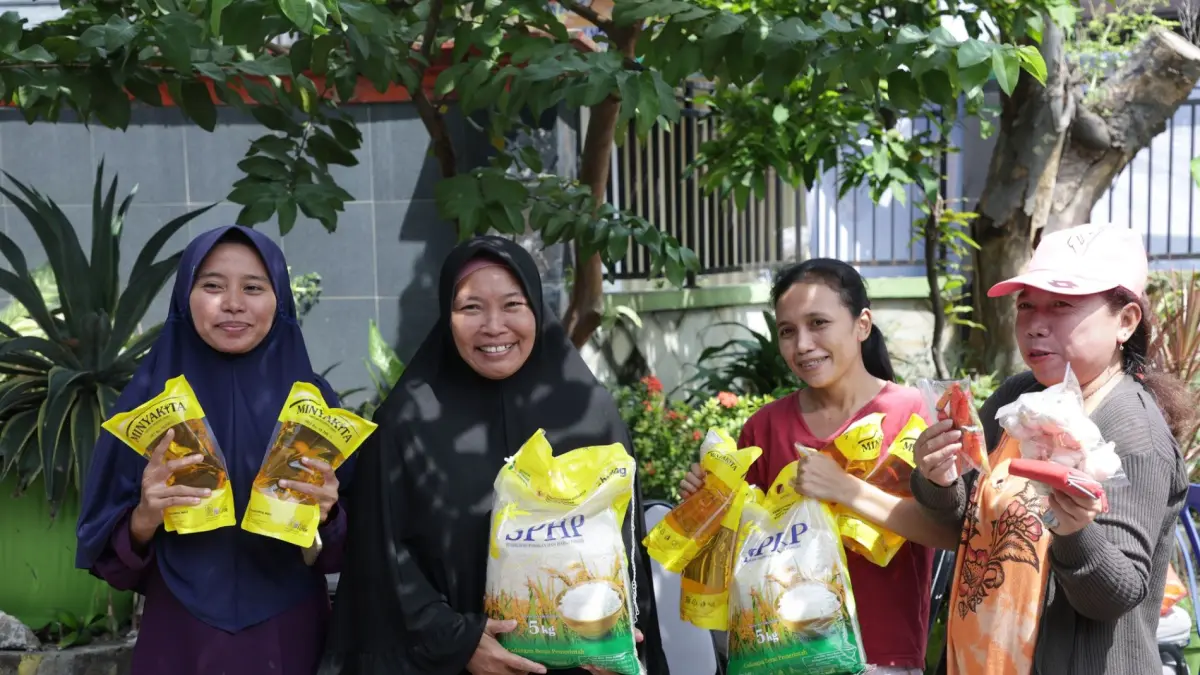 Warga Surabaya dapat membeli beras SPHP Bulog dan minyak goreng ekonomis untuk kebutuhan rumah tangga.