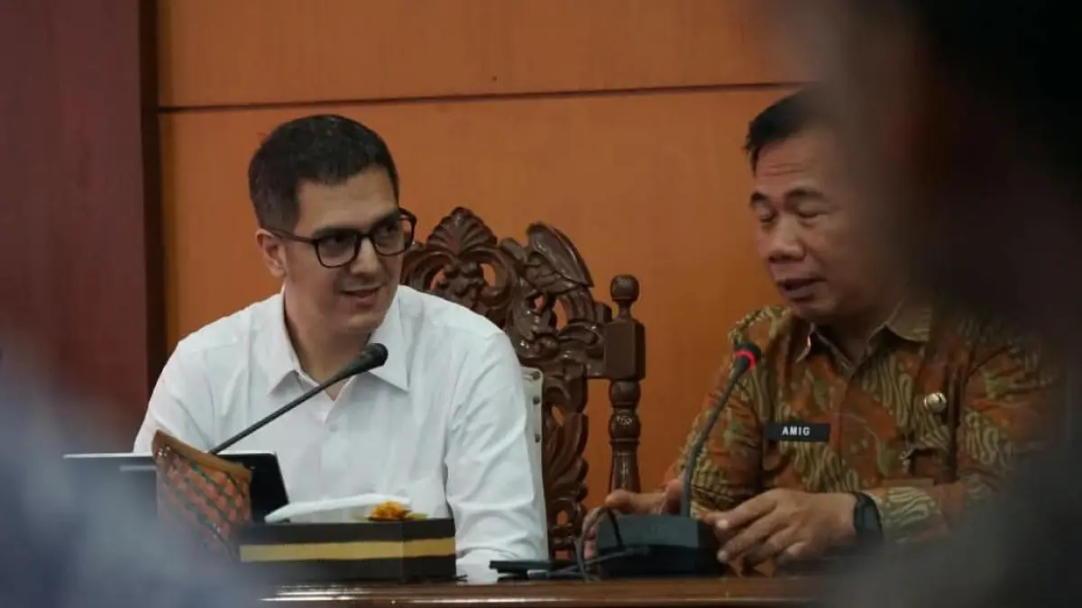 BATASAN: Kepala Balai Teknik Perkeretaapian (BTP) Kelas I Surabaya Direktorat Jenderal Perkeretaapian (DJKA) Denny Michels Adlan (kiri) memaparkan proyek SRRL.