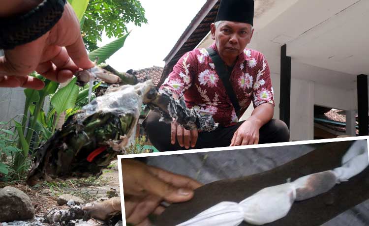 DIMUSNAHKAN: Benda menyerupai pocong yang dibakar di balai Desa Sruwi, Winongan. Inset, "pocong" kecil sesaat sebelum dibakar. (Mokhamad Zubaidillah/ Radar Bromo)