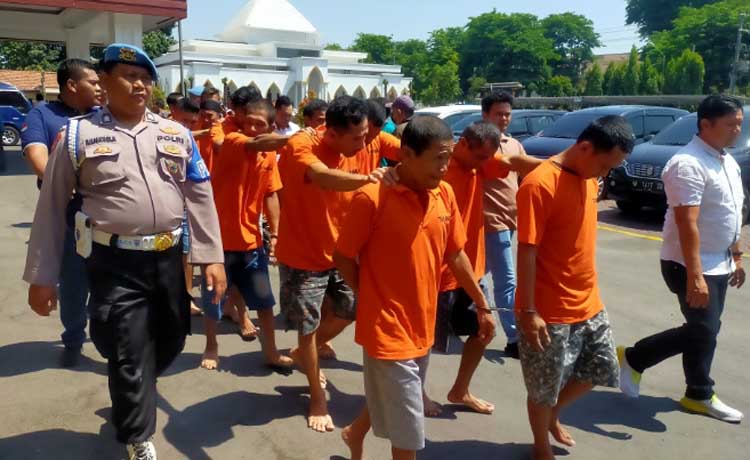 Sejumlah tersangka narkoba saat kasusnya dirilis di Polres Pasuruan, beberapa waktu lalu.