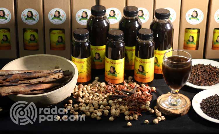 Segelas Jamu Kebonagung beserta bahan-bahan dan kemasan botol. (Mokhamad Zubaidillah/ Radar Pasuruan)