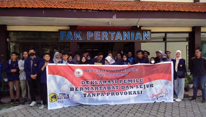 Sejumlah anggota BEM Unmer Pasuruan usai menyatakan komitmen deklarasi damai, Senin (5/2).
