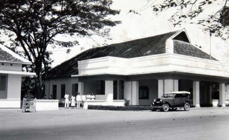 Balai kota Pasuruan saat dipotret pada tahun 1934. (Troppenmuseum)