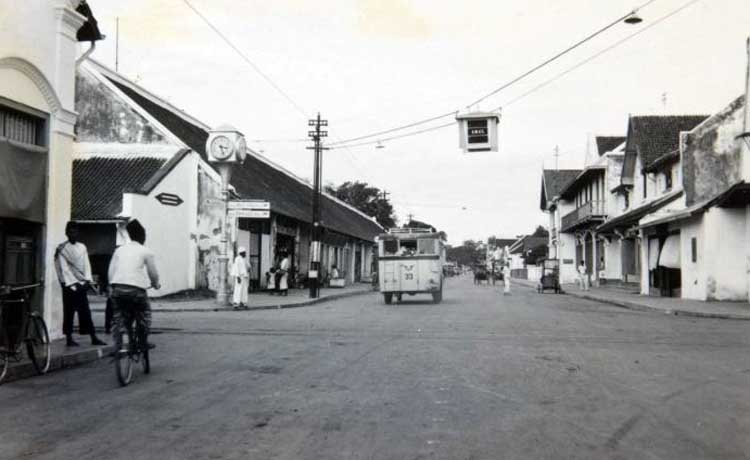 Rincian selengkapnya Jalanan Pasuruan pada tahun 1934, terdapat lampu lalu lintas dan saat ini menjadi nama Jalan Niaga. (Tropenmuseum)
