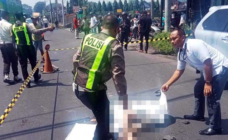 MEMPRIHATINKAN: Muhammad Mas Rizal, 16, yang meninggal dunia di lokasi kejadian dievakuasi petugas