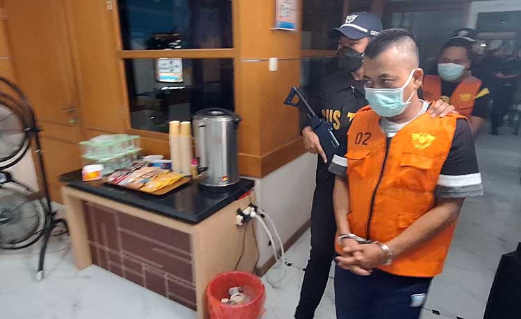 DIAMANKAN: Dua sopir pengantar rokok ilegal, AM, 24 dan MS, 41, yang diamankan tim gabungan Bea Cukai Pasuruan saat digelandang untuk kegiatan press release. (M Busthomi/ Radar Pasuruan)