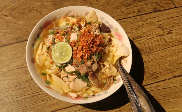 MENGGUGAH SELERA: Semangkuk Soto Cemara yang siap dinikmati. Taburan koya bawang putih, membuat cita rasa soto cemara begitu khas. (Mokhamad Zubaidillah/ Radar Pasuruan)