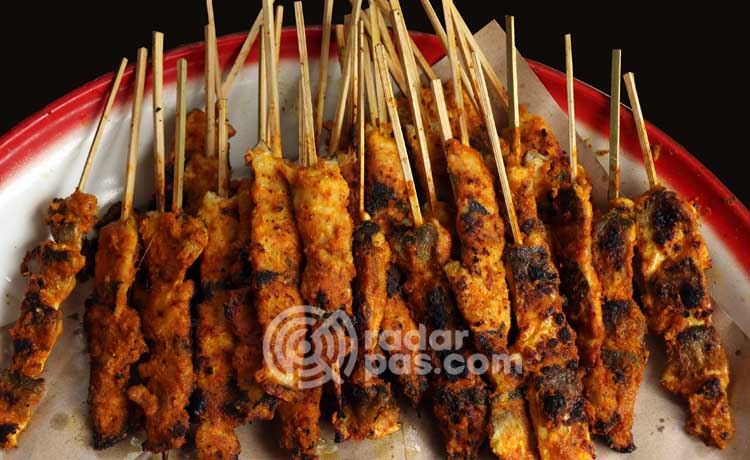 Sate bandeng jelak yang menyajikan kelezatan tersendiri. (Mokhamad Zubaidillah/ Radar Pasuruan)