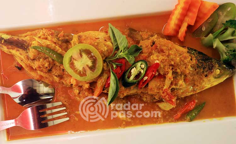 Salah satu olahan bandeng jelak khas Kota Pasuruan yang dimasak dengan bumbu penuh rempah, pantang dilewatkan saat berkunjung di Kota Pasuruan. (Mokhamad Zubaidillah/ Radar Pasuruan)