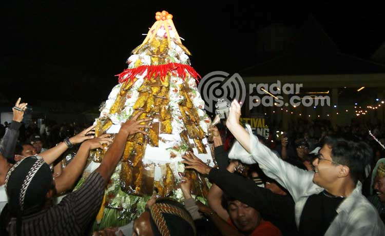 Gunungan Bandeng Jelak di Festival Bandeng Jelak diserbu warga. (Mokhamad Zubaidillah/ Radar Pasuruan)