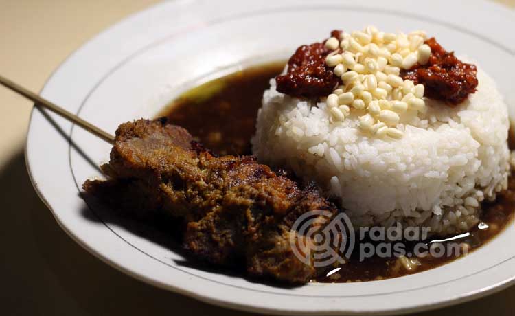 MENGGUGAH SELERA: Perpaduan rawon dengan kuah hitam nan kental dan sate komoh jadi salah satu kuliner khas Pasuruan nan menggugah selera. (Mokhamad Zubaidillah/ Radar Pasuruan)