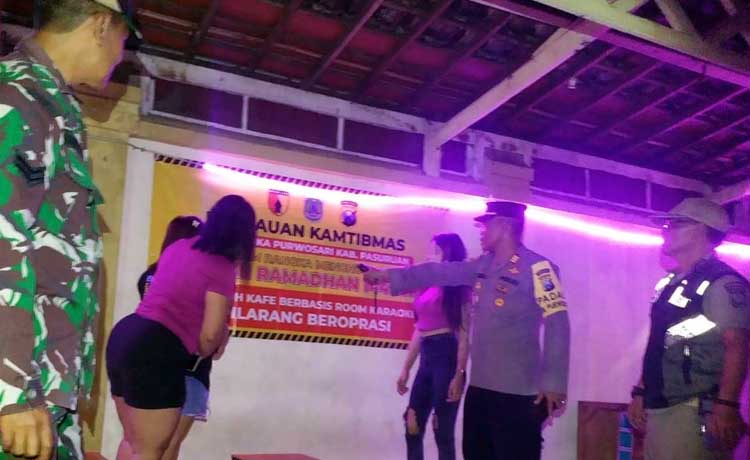 Petugas gabungan saat menggelar razia di salah satu kafe yang sediakan tempat karaoke di Purwosari, beberapa waktu lalu.