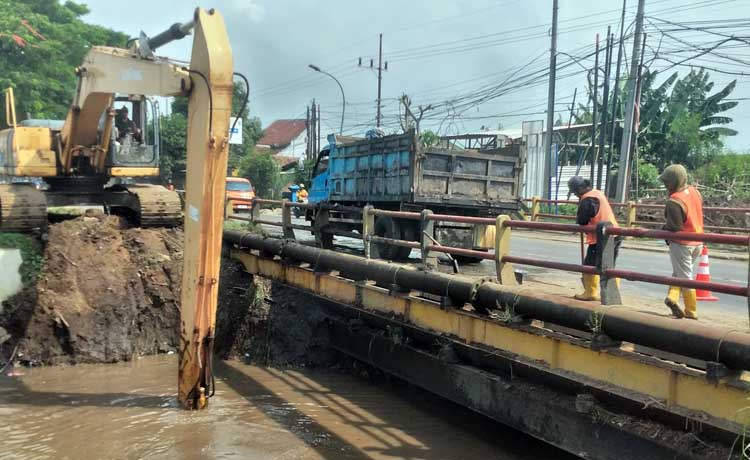 Alat berat saat dikerahkan untuk normalisasi sungai buk wedi Pasuruan. (Fuad Alyzen/ Radar Pasuruan)