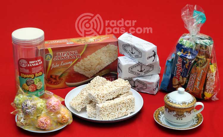 Sejumlah varian Bipang Jangkar, oleh-oleh legend khas Kota Pasuruan. (Mokhamad Zubaidillah/ Radar Pasuruan)