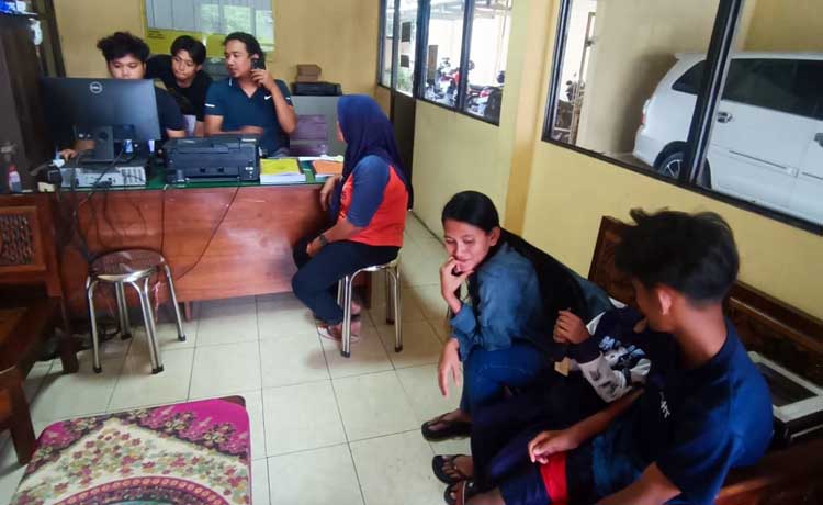 Korban saat melapor ke polisi.