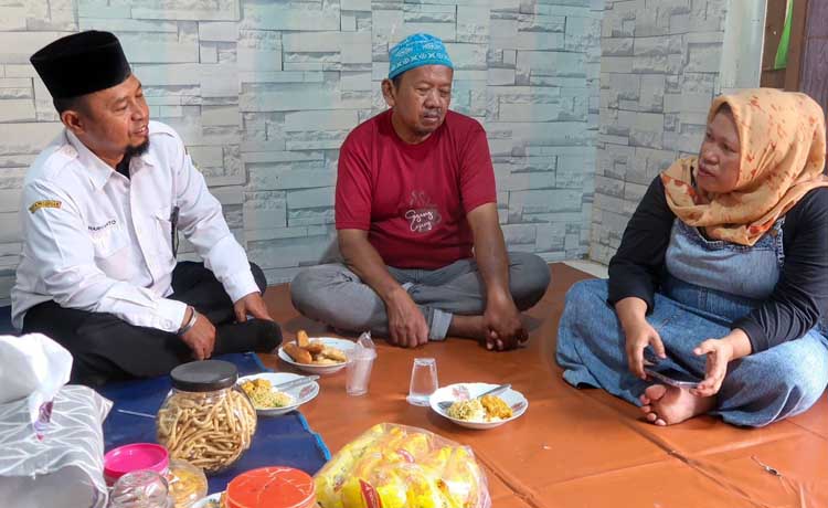 DUKA: Keluarga Moch Muklas, 52, petugas Linmas di Trajeng, Kecamatan Panggungrejo, yang dipenuhi duka usai meninggalnya korban beberapa waktu lalu.