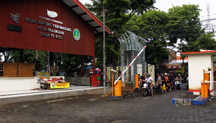 DAPAT PENOLAKAN: Penerapan e-portal di Pasar Kebonagung ditolak para pedagang. (Mokhamad Zubaidillah/ Radar Pasuruan)
