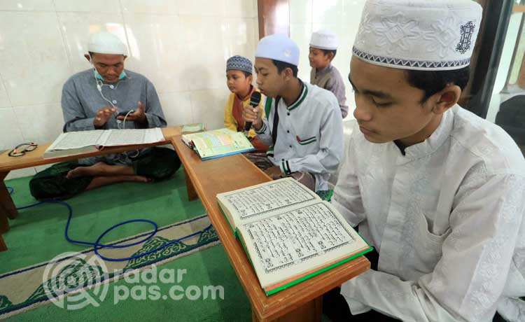 Sejumlah warga Kota Pasuruan saat tadarus Alquran di salah satu masjid, beberapa waktu lalu. (Mokhamad Zubaidillah/ Radar Pasuruan)