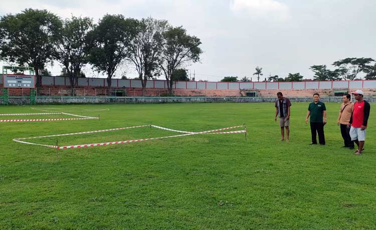 Kondisi rumput Stadion R Soedrasono Pogar Bnagil usai dibenahi jelang bergulirnya Liga 3 Zona Nasional. (Rizal Syatori/ Radar Bromo)
