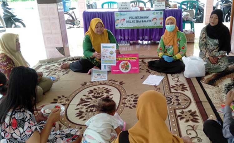 EDUKASI: Tenaga Kesehatan Puskesmas Bangil saat memberikan edukasi kepada ibu balita berkaitan dengan penanganan gizi untuk anak.