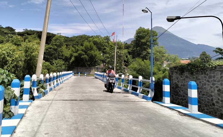 SUDAH TERSAMBUNG: Jembatan Ngipik di Sumbersuko, Gempol yang tahun ini kembali dikucuri anggaran untuk pembangunan parapet.