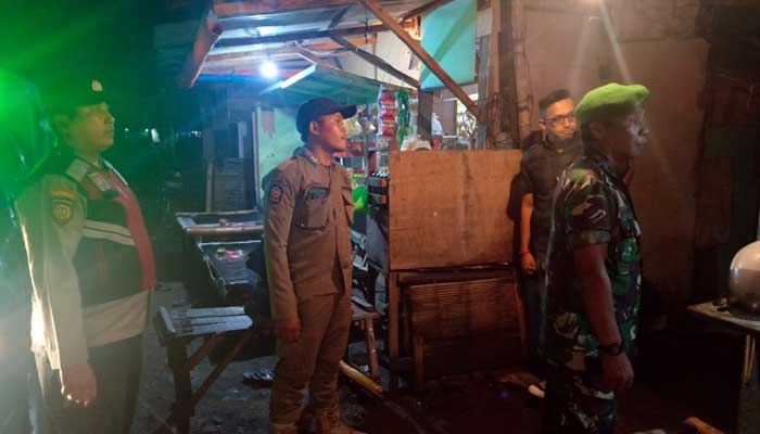 EDUKASI: Petugas gabungan saat memberikan edukasi kepada warga untuk memastikan tidak ada praktik ilegal di kawasan setempat.