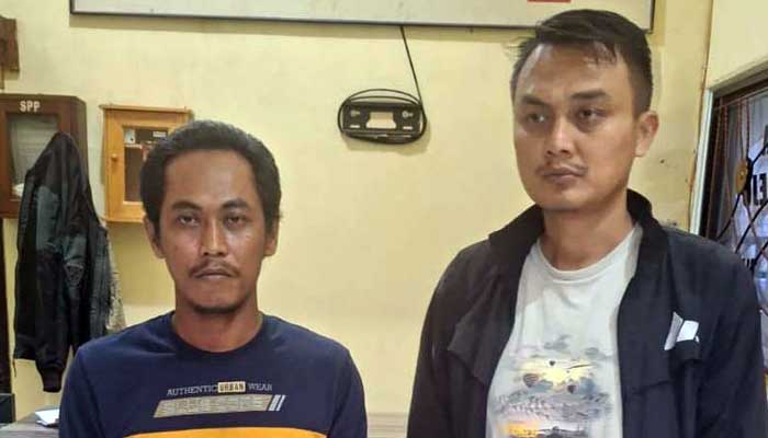 M Urip (kiri) saat diamankan.