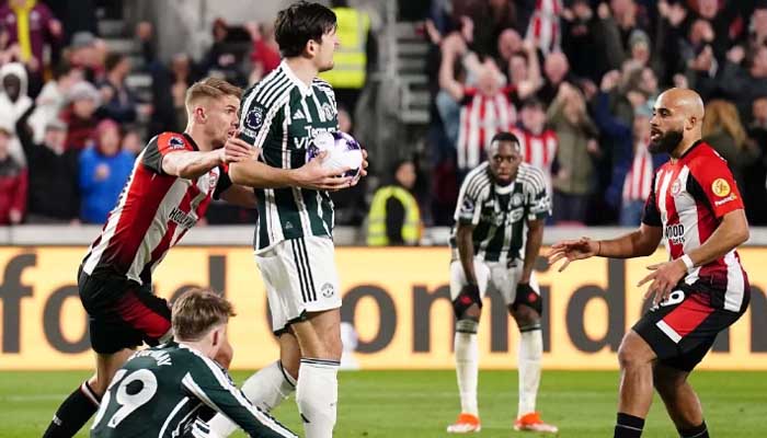 Defender MU Harry Maguire tak bisa menahan kecewa usai timnya kebobolan di menit akhir. (Ist)