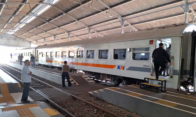 Suasana di Stasiun Bangil. Diprediksi, lonjakan penumpang bakal terjadi di H-2 Lebaran. (Busthomi/ Radar Pasuruan)