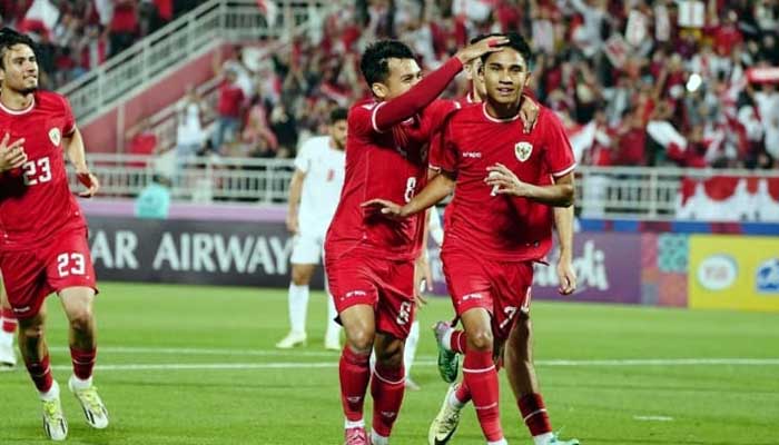 Playmaker Timnas Indonesia U-23 Marselino Ferdinand merayakan golnya bersama Witan Sulaeman saat melawan Yordania U-23. (PSSI)