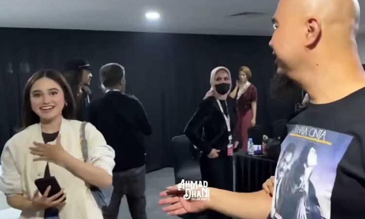 KAGET: Syifa Hadju terkejut saat Ahmad Dhani bertanya kapan menikah kepadanya ketika dikenalkan El Rumi. (SS Ahmad Dhani Dalam Berita)