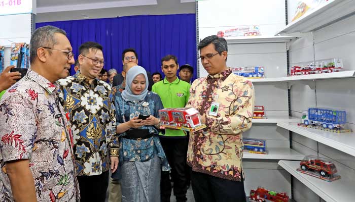 DORONG PERTUMBUHAN EKONOMI:  Kepala Kanwil Ditjen Bea dan Cukai Jatim I Untung Basuki (paling kanan), Chief Executive Officer Tritunggal Abadi Jaya Indonesia, Hardy Pangdani (kiri kedua) dan Asisten Perekonomian&nbsp;dan Pembangunan Pemerintah Kota Suraba